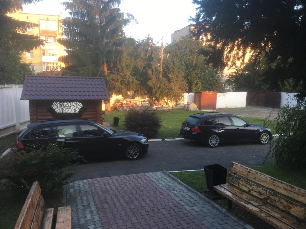 Mini-Hotel Neptun Ровно Экстерьер фото