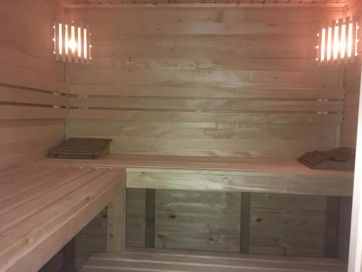 Mini-Hotel Neptun Ровно Экстерьер фото