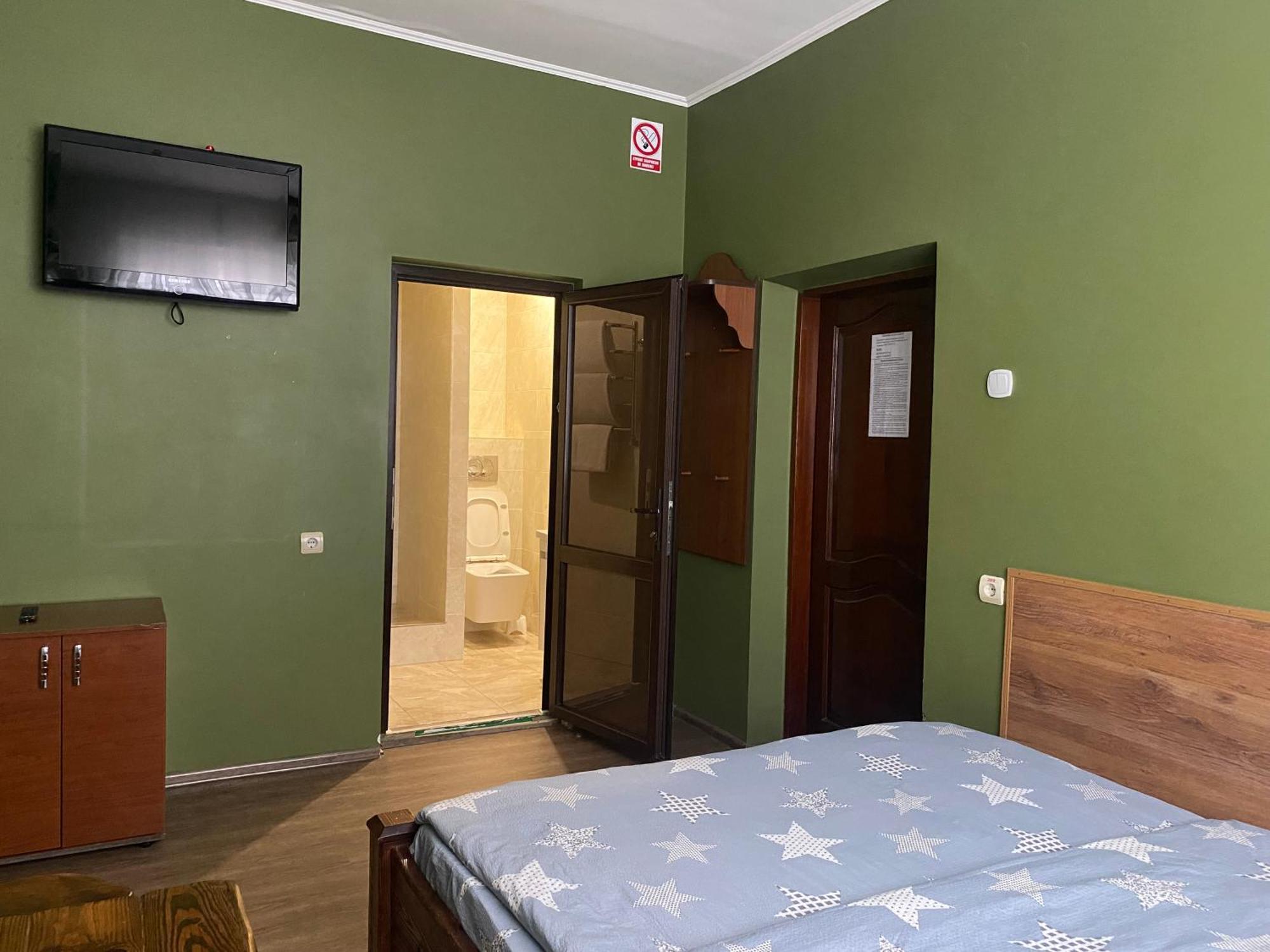 Mini-Hotel Neptun Ровно Экстерьер фото