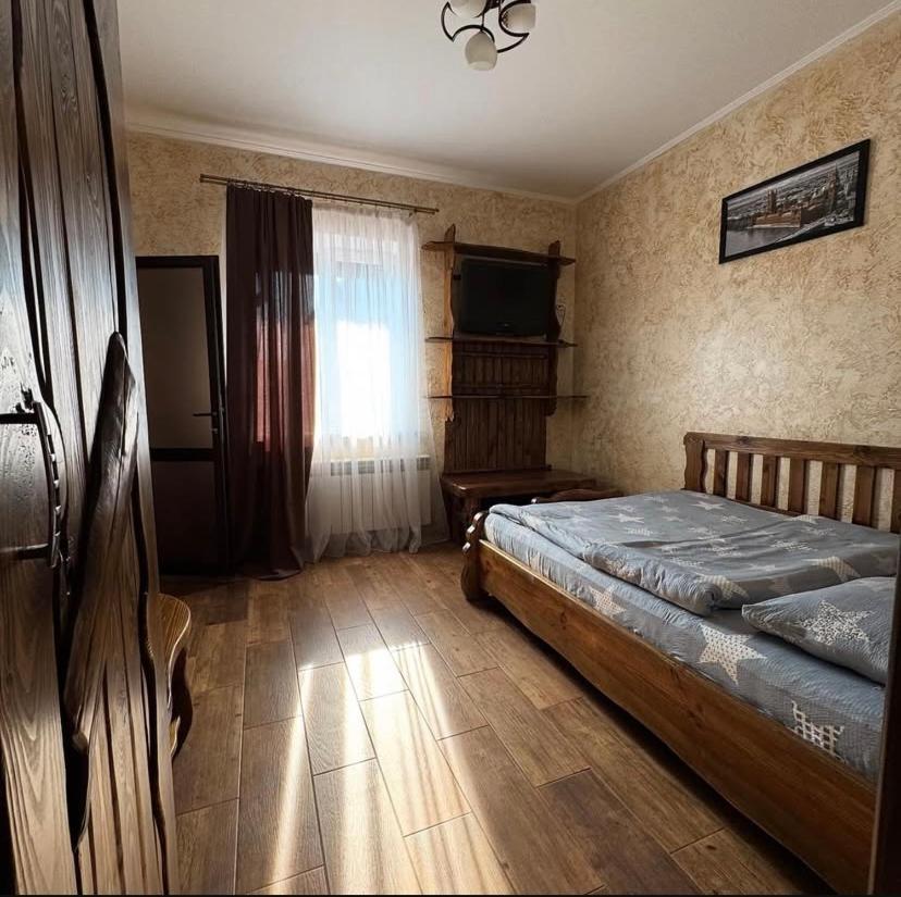 Mini-Hotel Neptun Ровно Экстерьер фото