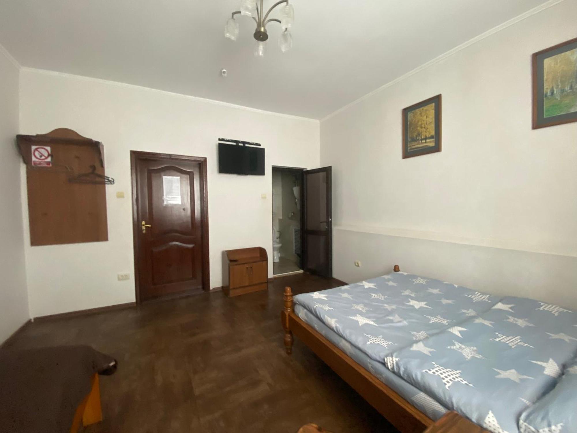 Mini-Hotel Neptun Ровно Экстерьер фото
