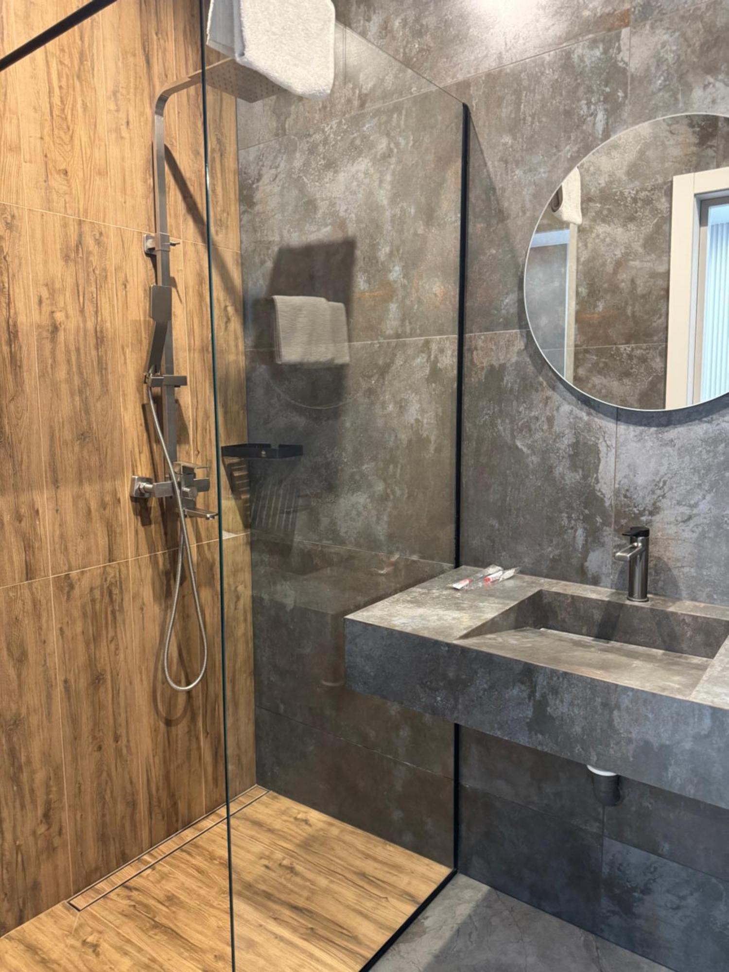 Mini-Hotel Neptun Ровно Экстерьер фото
